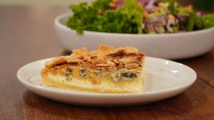 Riquísima tarta de peras y queso azul con ensalada