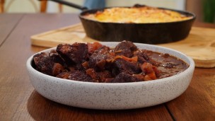 Sorprende con esta carne al vino con milhojas de papa