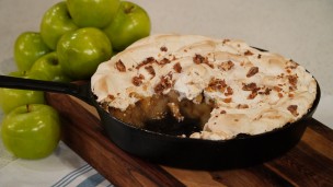 Postre en fuente de manzana, pera y merengue