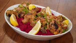 Increíble pollo al verdeo con puré de remolacha
