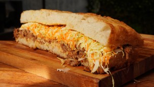 Riquísimo sándwich de focaccia y carne a la sal