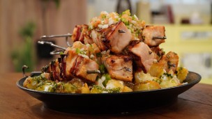 Brochettes de pollo con ensalada de papa y criolla