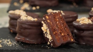 Ricos y fáciles alfajores de chocolate y maní