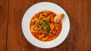Riquísimo guiso de mondongo con pancitos