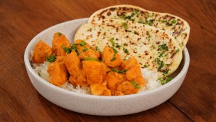 Increíble pollo cremoso con arroz y pan naan