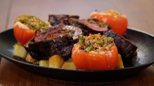 Riquísimas entrañas arrolladas con tomates rellenos 