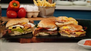 Sándwich de chivito uruguayo