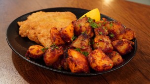 Aprendé a cocinar escalopes de cerdo con papas bravas
