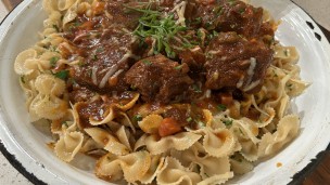Estofado de carne con fideos moñitos a la provenzal