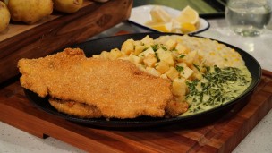 Milanesa de pata y muslo con crema de choclo