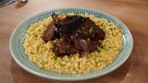 Costillitas de cerdo con risotto de dedalitos