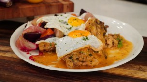 Pollo a la sidra al disco con ensalada y huevo frito
