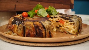 Pastel de berenjenas relleno de fideos