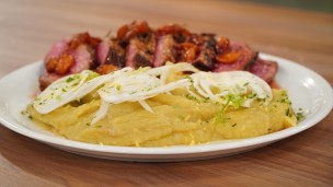 Colita de cuadril con ajos confitados, puré de batatas e hinojos