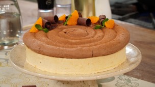 Rica y fácil tarta de mandarina y merengue de cacao