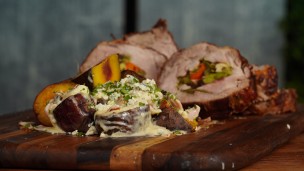 Bondiola arrollada a la parrilla con batata