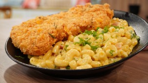 Increíble milanesa de pollo con mac and cheese