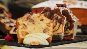 Riquísimo budín marmolado, de manzana y frutos rojos