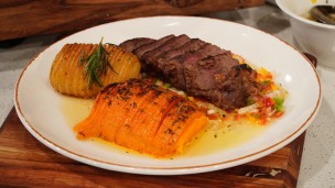 Bifes de cuadril relleno con calabaza y papa hasselback