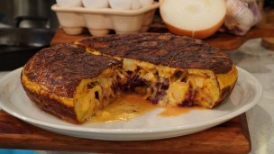 tortilla de papas rellena de morcilla