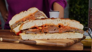 Increíble milanesa gigante con salsa napolitana 