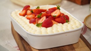Rico y fácil postre en fuente de vainilla y 4 leches
