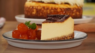 Tarta vasca de chocolate blanco con quinotos en almíbar