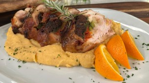 Enrollado de pollo con mortadela, pistacho y pasas
