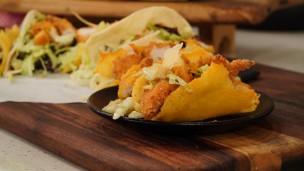 Tacos de parmesano y ensalada césar con nuggets de pollo