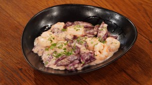 Aprendé a cocinar pasta de remolacha con salsa de camarones