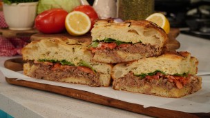 Sándwich de ternera braseada en pan de focaccia 