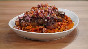 Increíble bife de chorizo relleno con vegetales salteados 