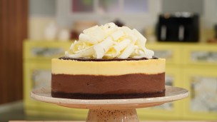 Rica y fácil cheesecake de chocolate blanco y negro