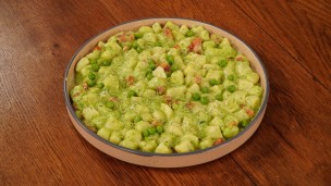 Ñoquis de ricota con salsa de arvejas y panceta