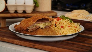 Milanesa rellena de fugazzetta con tallarines caseros