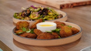 Croquetas de garbanzos con ensalada de berenjenas y salsa de limón