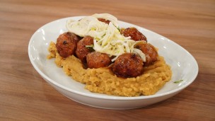 Albóndigas de cerdo y ciruela con puré de batata y caramelo