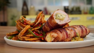 Increíble pollo envuelto en panceta con papas españolas  