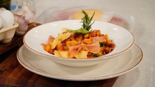 Fideos moñitos de colores con salsa de calabaza
