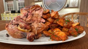 Pollo a la manteca ahumada y ensalada de papas especiadas