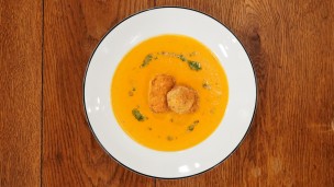 Riquísima sopa crema de calabaza con croquetas de pollo