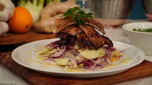 Soreprende con este matambrito de cerdo marinado con ensalada
