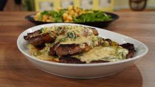Aprendé a cocinar ojo de bife con salsa de queso y papas