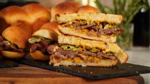 Sorprende con este sándwich de pastrón casero