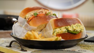 Arranca la semana con este sándwich de huevo y pollo