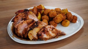 Carré de cerdo con batatas y puré de manzana