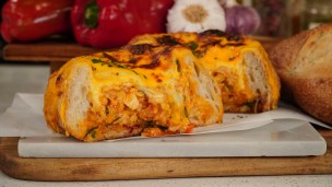 Sorprende con este pan de campo relleno de pollo