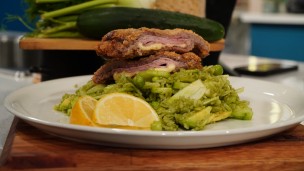 Increíble cachopo con ensalada de verde