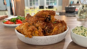 Aprendé a cocinar pollo crispy con salsa tártara