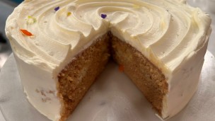 Sorprende con esta torta tres leche de dulce de leche